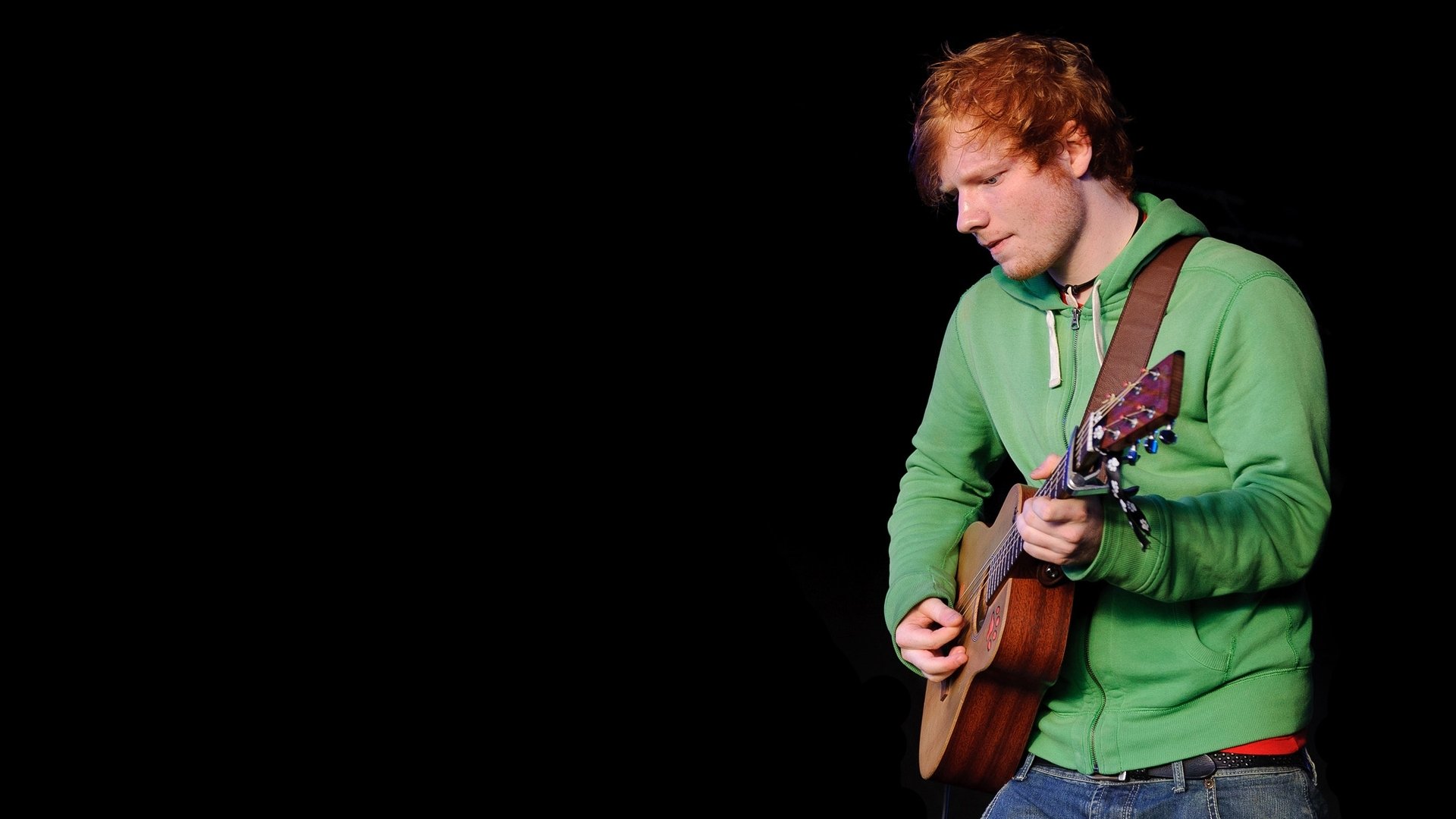 Ed Sheeran sigue conquistando el mundo, esta vez se presentó sin banda