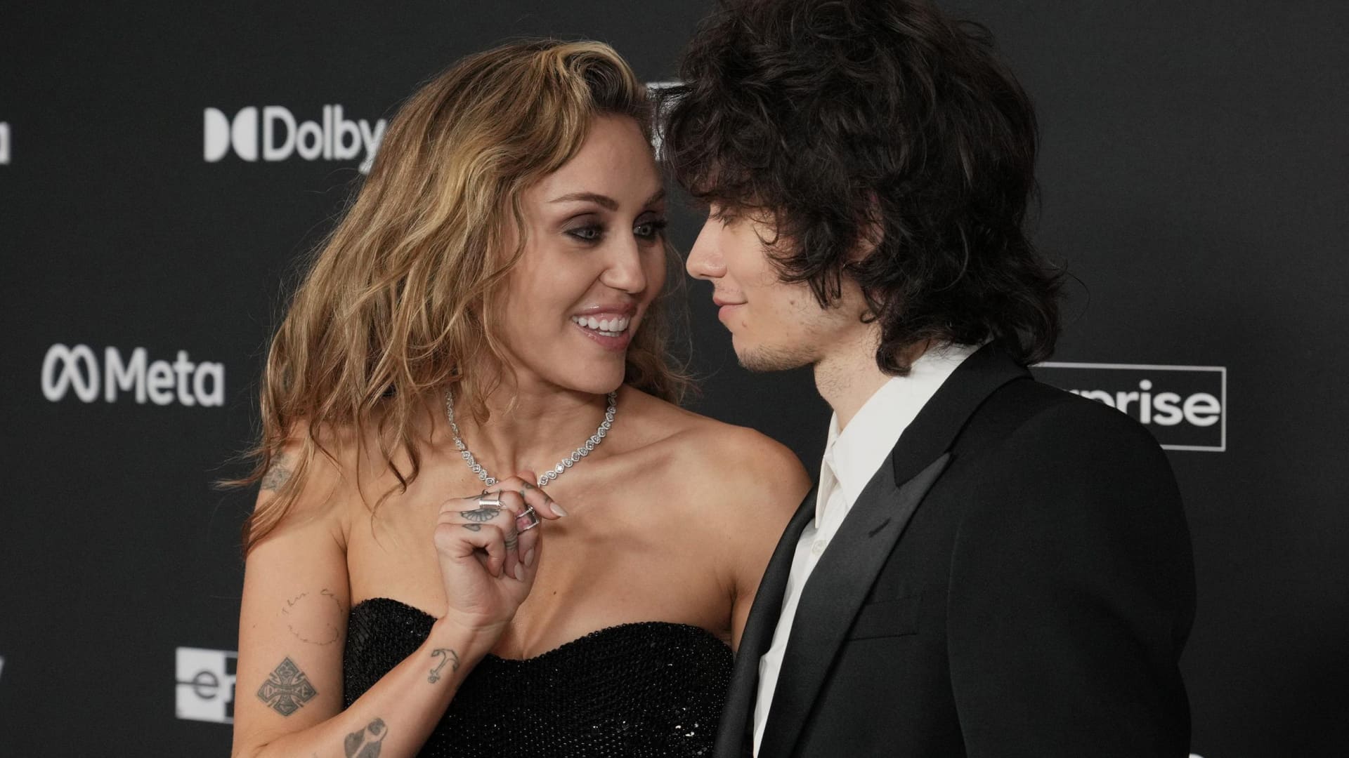 “Miley y Maxx: Amor samurái que nació entre el sushi y los cerezos”