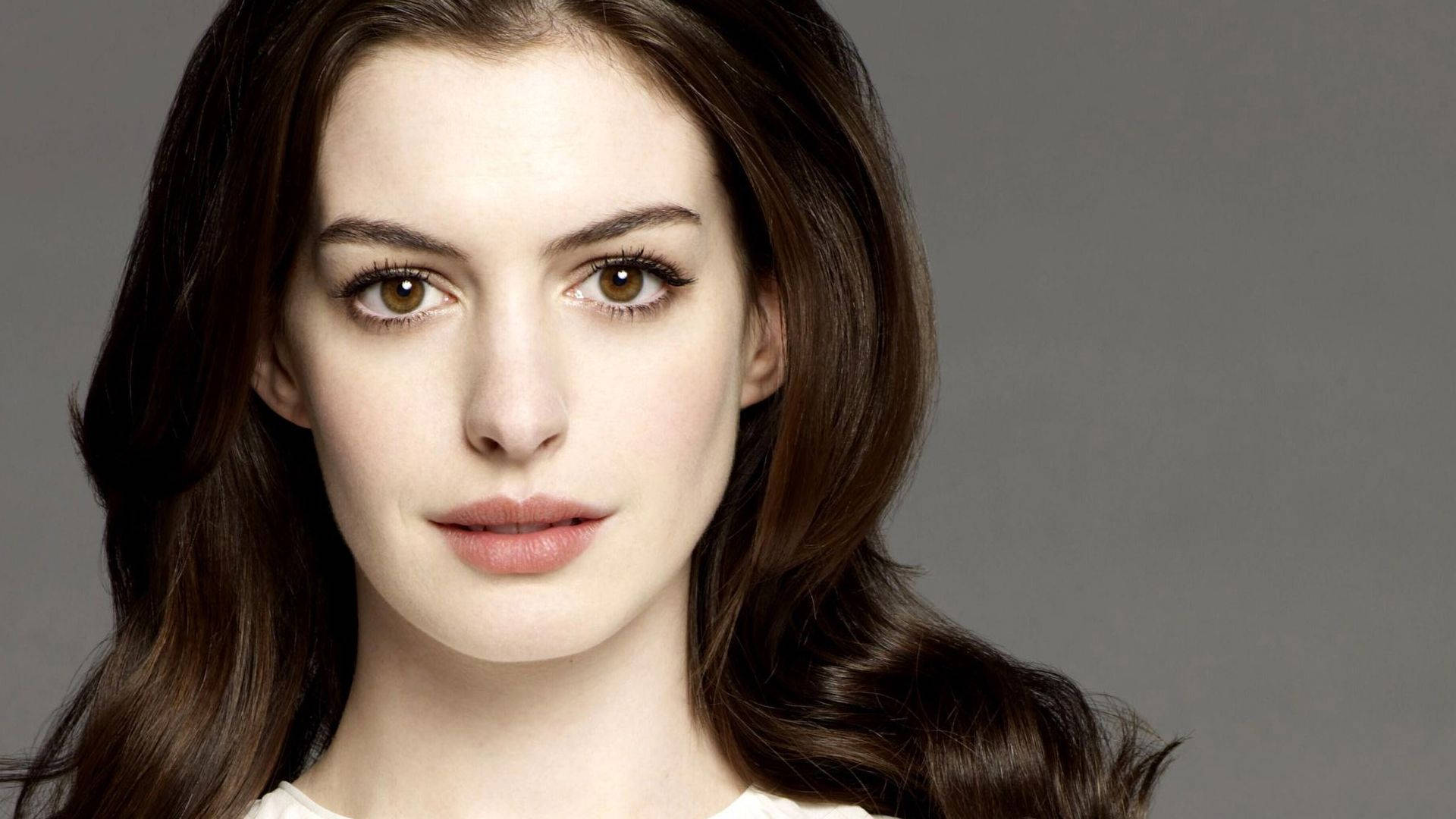 ¡Bombazo en el Mundo del Espectáculo y el Deporte! ¡Anne Hathaway se Declara Fanática del Arsenal!